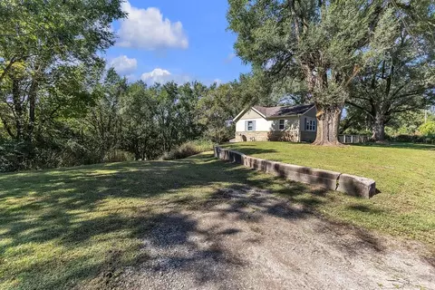 Exterior - 734 Riverview Dr, Saint Joseph, MO 64503 photo 6 of 12