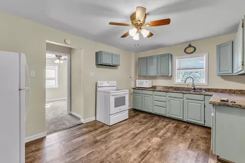 Entry Way - 734 Riverview Dr, Saint Joseph, MO 64503 photo 2 of 3
