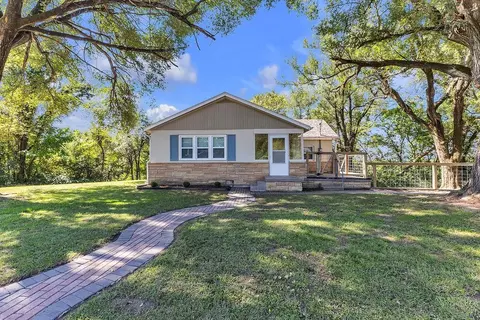 734 Riverview Dr, Saint Joseph, MO 64503