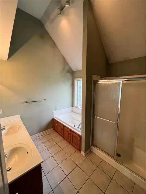 Bath - 4217 N Devonshire Dr, Saint Joseph, MO 64506 photo 1 of 2