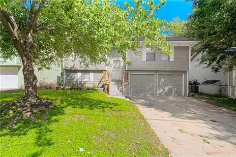 8904 NE 72nd St, Kansas City, MO 64158