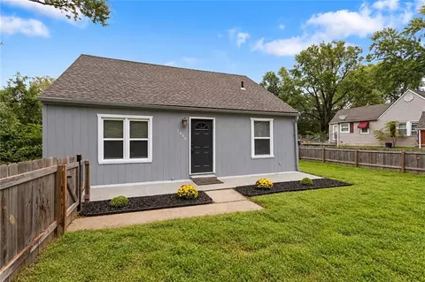 Exterior - 1400 E Hayward Ave, Independence, MO 64050 photo 2 of 10