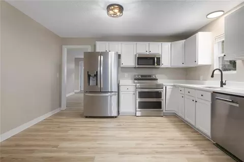 Kitchen - 1400 E Hayward Ave, Independence, MO 64050 photo 2 of 2