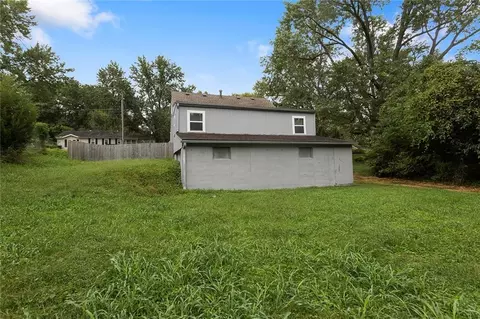 Exterior - 1400 E Hayward Ave, Independence, MO 64050 photo 9 of 10