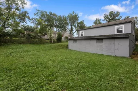 Exterior - 1400 E Hayward Ave, Independence, MO 64050 photo 7 of 10