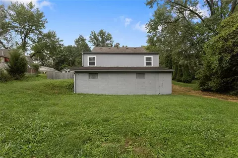 Exterior - 1400 E Hayward Ave, Independence, MO 64050 photo 8 of 10