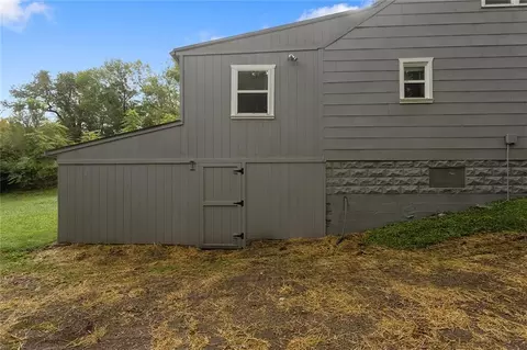 Exterior - 1400 E Hayward Ave, Independence, MO 64050 photo 5 of 10