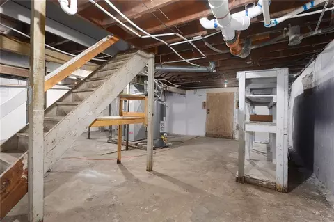 Entry Way - 1400 E Hayward Ave, Independence, MO 64050 photo 2 of 2