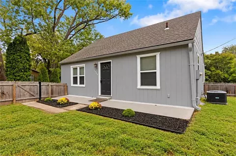 Exterior - 1400 E Hayward Ave, Independence, MO 64050 photo 3 of 10