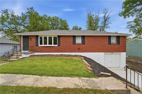 4005 NW 52nd St, Riverside, MO 64150