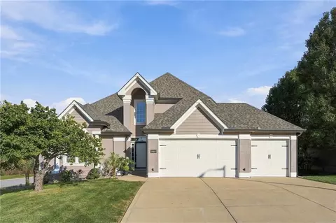 10429 N Lawn Ave, Kansas City, MO 64156