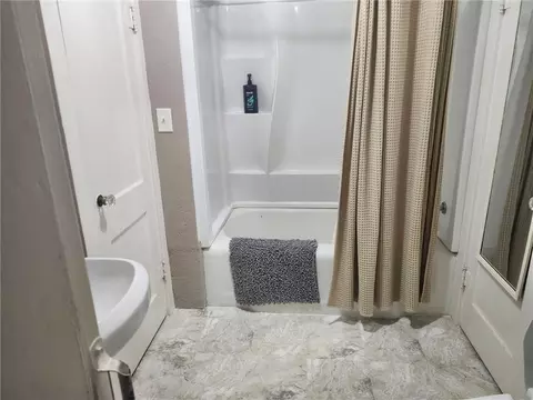 Bath - 206 Pine St, Ridgeway, MO 64481 photo 1 of 2
