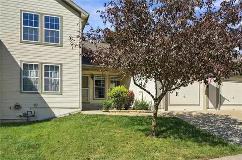8310 N Barclay Cir, Kansas City, MO 64118