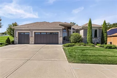 5866 S National Dr, Parkville, MO 64152