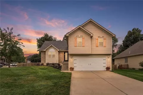 1104 Regency Dr, Kearney, MO 64060