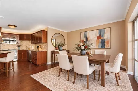 310 W 49th St #201, Kansas City, MO 64112