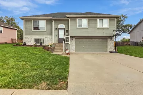 1010 E 16th St, Kearney, MO 64060
