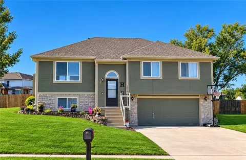 1010 E 16th St, Kearney, MO 64060