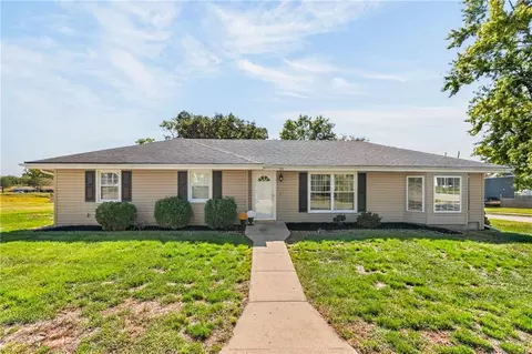 301 2nd St, Smithville, MO 64089