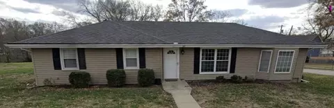 301 2nd St, Smithville, MO 64089