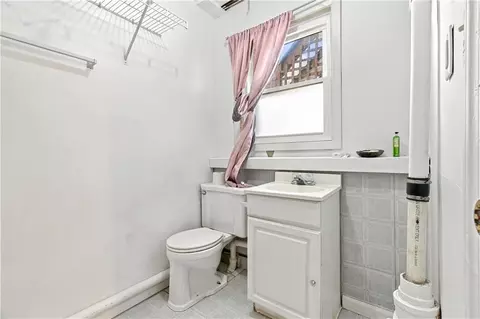 Bath - 103 Fairview Ave, Warrensburg, MO 64093 photo 4 of 5