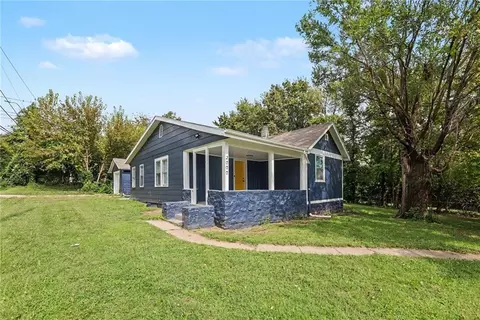 2000 E 82nd St, Kansas City, MO 64132