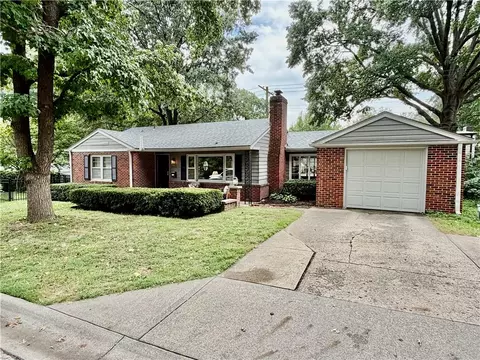 2525 W 50th Ter, Westwood, KS 66205