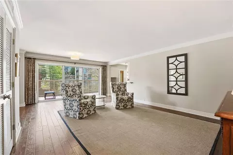 310 W 49 St #304, Kansas City, MO 64112