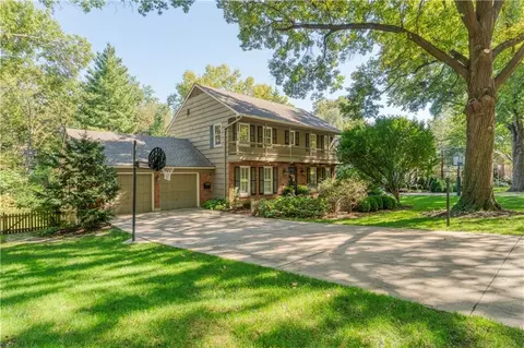 5324 W 100th St, Overland Park, KS 66207