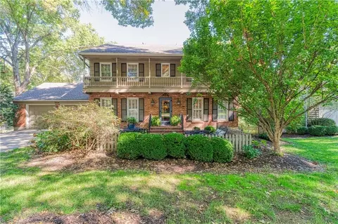 5324 W 100th St, Overland Park, KS 66207