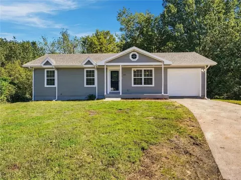 314 E 17th St, Kearney, MO 64060