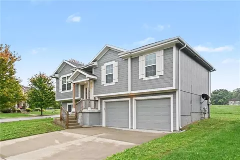 Exterior - 200 Elissa Dr, Raymore, MO 64083 photo 2 of 4