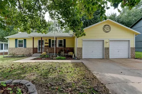 1823 NE Mckee Ln, Lees Summit, MO 64086
