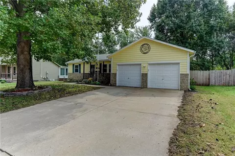 Exterior - 1823 NE Mckee Ln, Lees Summit, MO 64086 photo 3 of 9