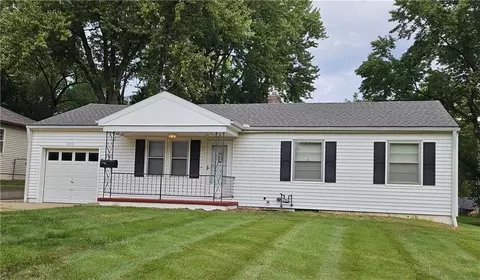 Exterior - 10416 E 28th Ter, Independence, MO 64052 photo 2 of 4
