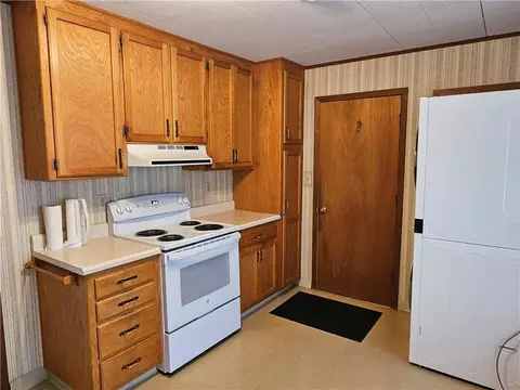 Kitchen - 10416 E 28th Ter, Independence, MO 64052 photo 2 of 2