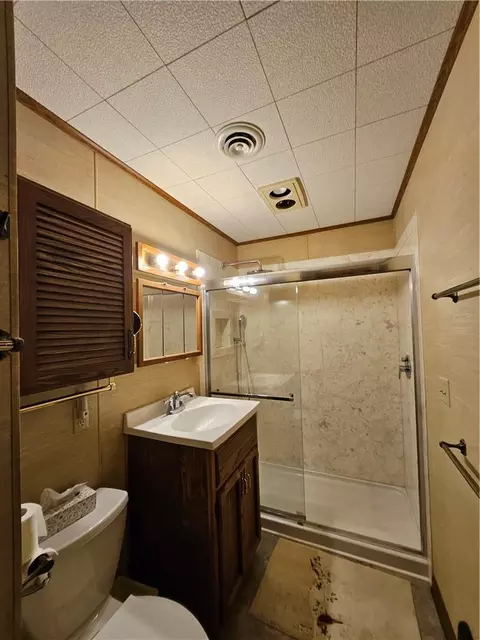 Bath - 10416 E 28th Ter, Independence, MO 64052 photo 2 of 2