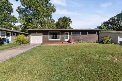 5718 W 75th Ter, Prairie Village, KS 66208