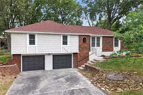 1324 SW 22nd St, Blue Springs, MO 64015