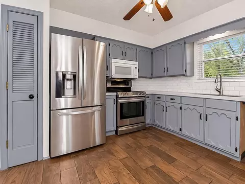 Kitchen - 20213 E 16th St, Independence, MO 64056 photo 2 of 3