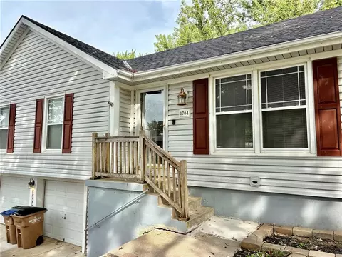 Exterior - 1704 Cinnabar Dr, Raymore, MO 64083 photo 3 of 5