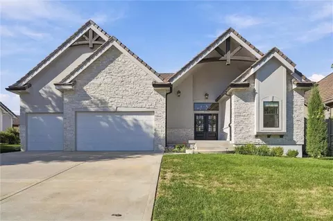 3908 NW Redspire St, Lees Summit, MO 64064