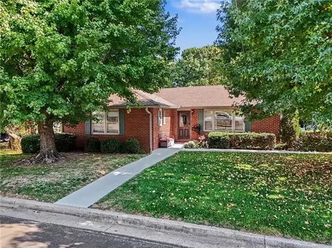 39 Country Club Ter, Lexington, MO 64067