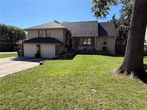 1917 Thornton St, Leavenworth, KS 66048