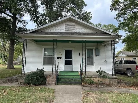 209 S Carbon St, Girard, KS 66743