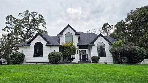 1226 Pembrooke Dr, Warrensburg, MO 64093