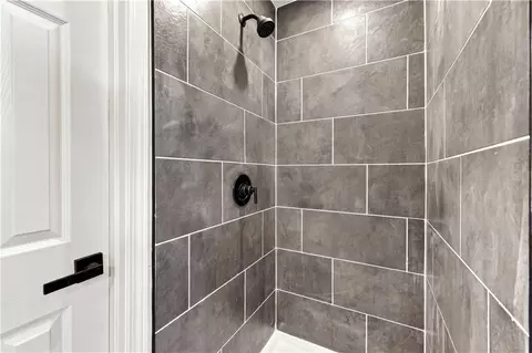 Bath - 718 Shiloh Dr, Raymore, MO 64083 photo 4 of 7
