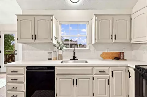 Kitchen - 718 Shiloh Dr, Raymore, MO 64083 photo 4 of 5
