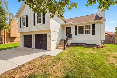 Exterior - 718 Shiloh Dr, Raymore, MO 64083 photo 3 of 5