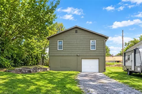 9615 E 18th St, Independence, MO 64052 photo 2